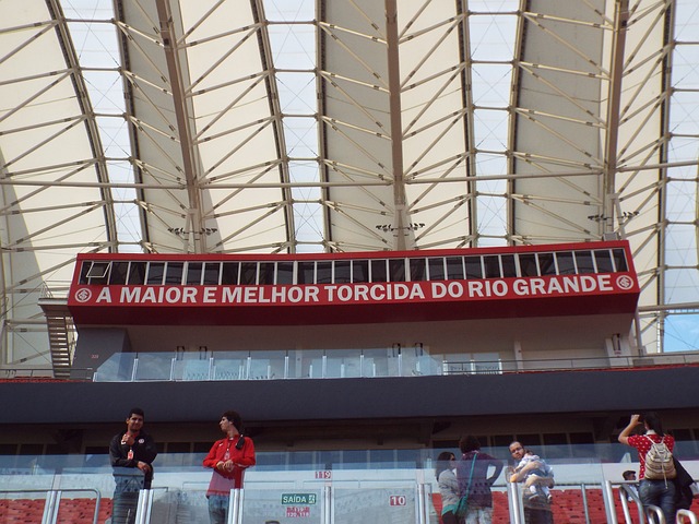 世体：马竞更改下赛季主场球衣设计，回归传统版本.